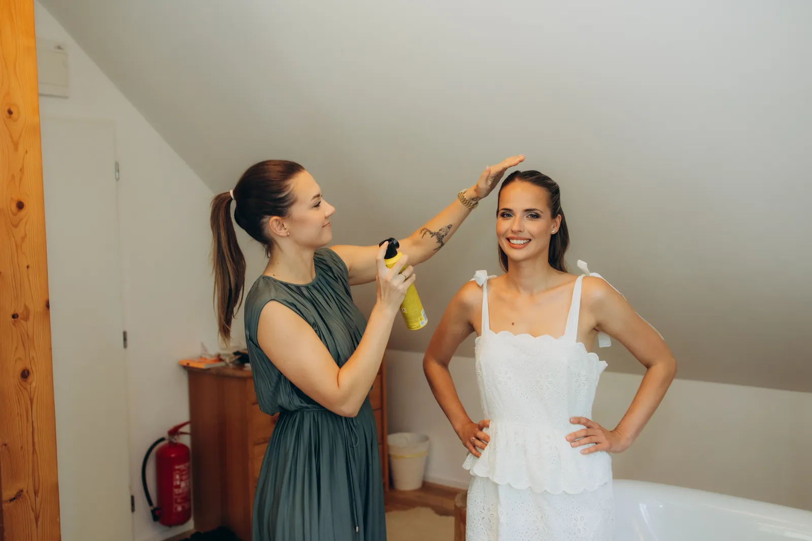 Úprava účesu nevěsty při ranních přípravách