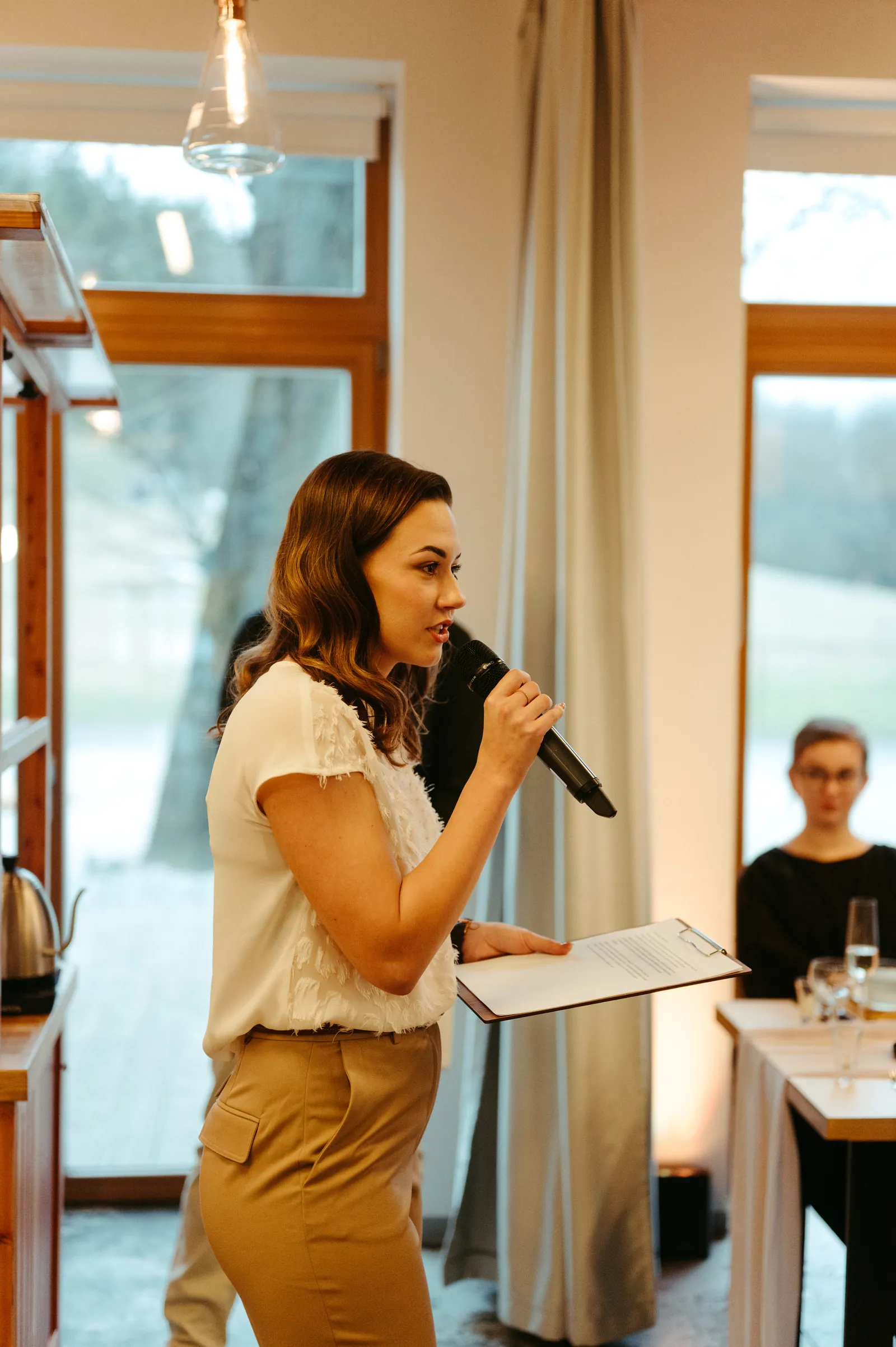 Margita s mikrofonem provází svatební degustací